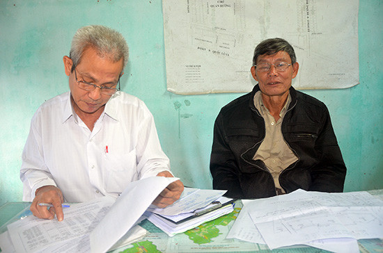 Chủ tịch UBND xã Tam An - ông Bùi Văn Toàn (bên trái) đã có đơn xin từ chức vì tự nhận thấy “trong công tác lãnh đạo, điều hành có mặt còn hạn chế, làm ảnh hưởng đến công việc chung của địa phương”. Ảnh: HỮU PHÚC