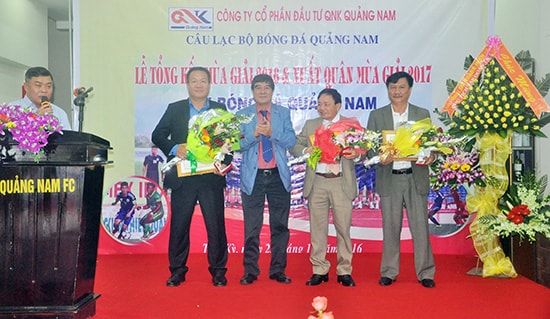 Lãnh đạo Liên đoàn Bóng đá Việt Nam tặng kỷ niệm chương vì sự nghiệp bóng đá cho các cá nhân là lãnh đạo Sở VH-TT&DL, CLB Bóng đá Quảng Nam