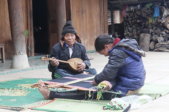 Khung cảnh yên bình trong ngôi nhà nhỏ của một gia đình Cơ Tu.