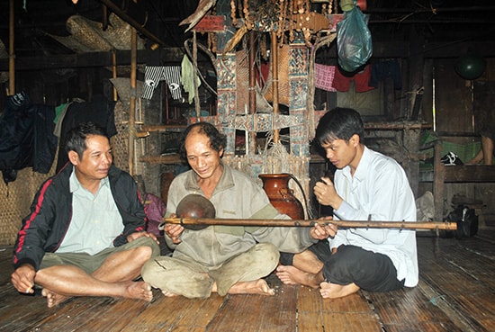 Ông Hồ Văn Chính (giữa) luôn coi cây đàn proóc tố như báu vật của mình. Ảnh: N.V.S