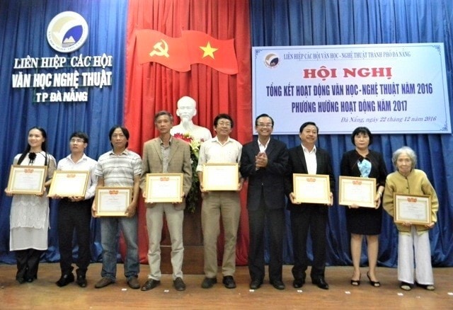 Trao tặng bằng khen cho các hội viên có thành tích hoạt động xuất sắc năm 2016. Ảnh: CTV 