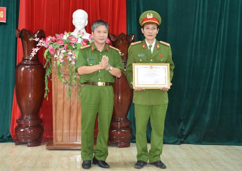 Đại tá Nguyễn Đức Dũng, Phó Giám đốc Công an tỉnh, thủ trưởng Cơ quan cảnh sát điều tra Công an tỉnh trao giấy khen cho đại diện lãnh đạo Công an huyện Nam Giang.