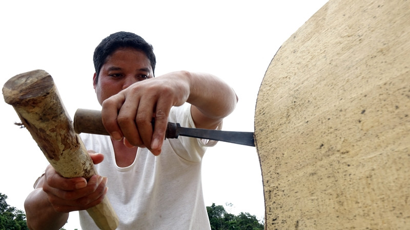 Những nghệ nhân của làng sẽ thực hiện phần điêu khắc gỗ truyền thống trang trí cho nhà gươl.
