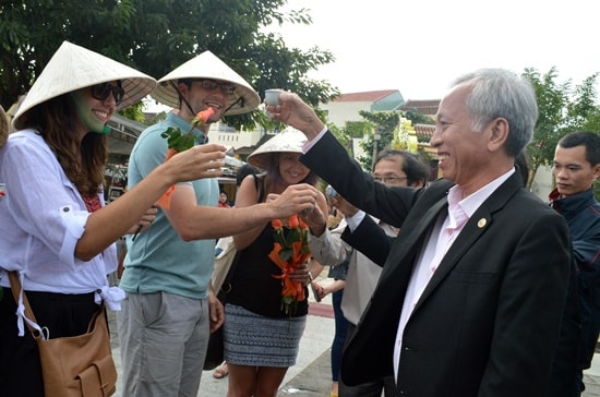 Việc đón chào du khách đầu tiên đến tham quan Hội An đã trở thành nét đẹp văn hóa thể hiện sự hiếu khách của chính quyền và người dân phố Hội