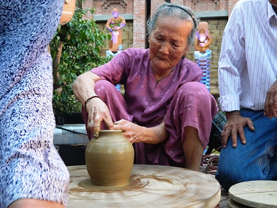 Cụ bà Nguyễn Thị Được (95 tuổi, ở làng gốm Thanh Hà, Hội An) đến cuối năm 2016 mới được xét và công nhận Nghệ nhân cấp tỉnh.