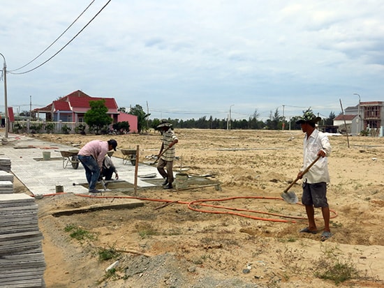 Giải phóng mặt bằng ì ạch khiến tiến độ thu hút, đầu tư của các dự án chậm trễ. TRONG ẢNH: Xây dựng khu tái định cư ở vùng đông để di dời người dân bị ảnh hưởng bởi dự án. Ảnh: T.D