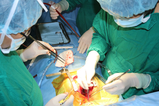 Các bác sĩ phẫu thuật cho bệnh nhân