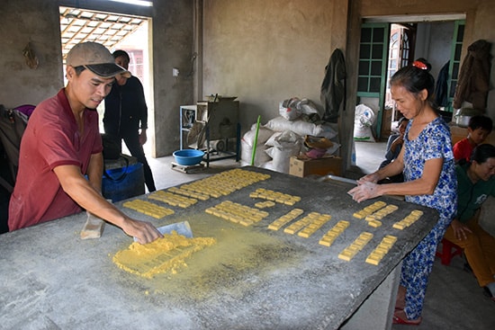 Cơ sở bánh Thanh Viên đều tập trung nhân công để làm bánh cung ứng thị trường tết. Ảnh: ĐÔNG DƯƠNG