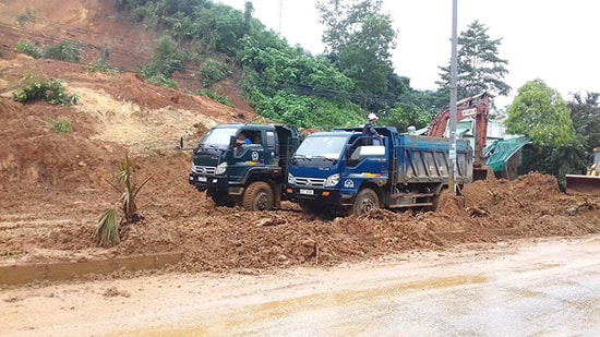 Một quả đồi ven đường Hồ Chí Minh, thuộc địa phận thị trấn Thạnh Mỹ (Nam Giang) bị sạt lở, đất đá tràn qua dải phân cách đường đôi.