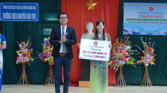 Trao đàn gà Khăn quàng đỏ cho Trường THCS Nguyễn Văn Trỗi. Ảnh: HC