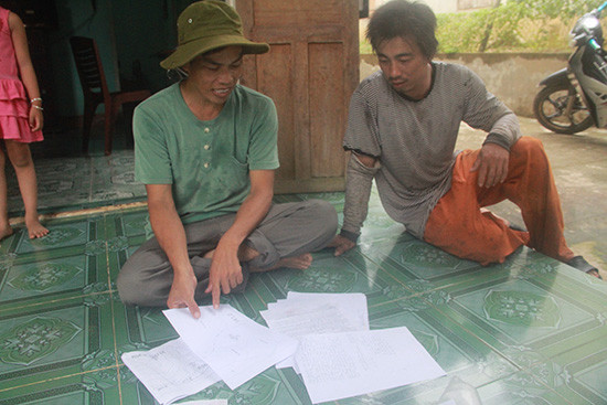 Ông Hồ Kim Tiên (bên trái) trình bày vụ việc.