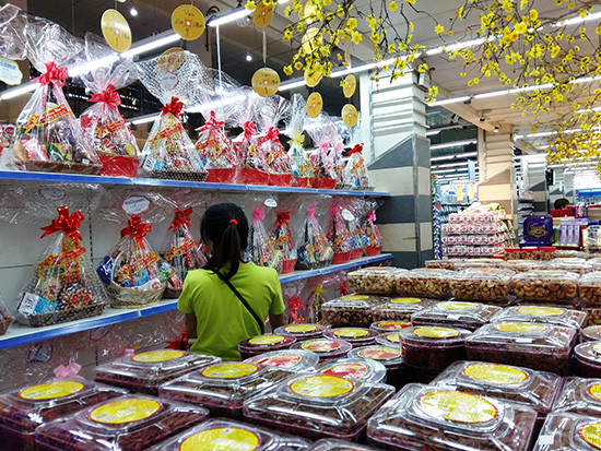 Đa dạng các sản phẩm bánh kẹo được bày bán tại siêu thị Co.opMart (TP. Tam Kỳ). Ảnh: KIỀU LY