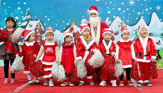 Ông già Noel vui cùng trẻ em. Ảnh minh họa