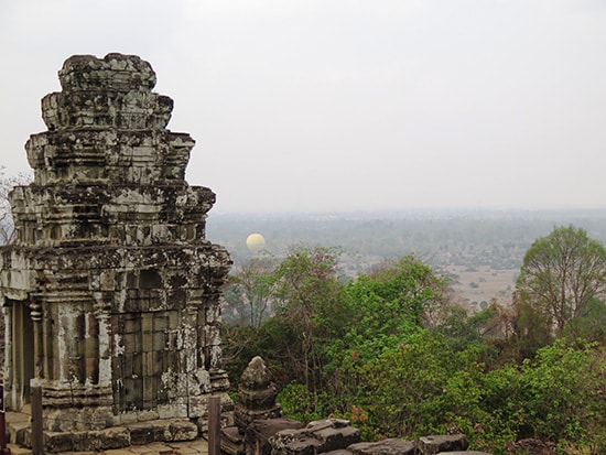 Mặt trời không tắt ở Angkor (Campuchia).