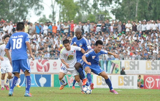 Công Phượng (áo trắng) trở lại hy vọng V-League 2017 sẽ thu hút đông khán giả.Ảnh: AN NHI