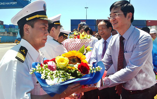 Lãnh đạo tỉnh chúc mừng đoàn thủy thủ Hàn Quốc đưa tàu cập cảng Chu Lai - Trường Hải ngày 5.8.2016. Ảnh: QUANG VIỆT