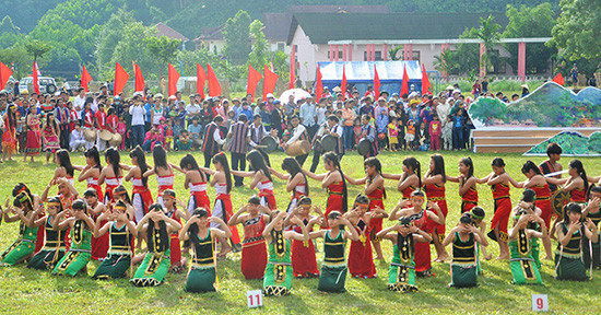 Biểu diễn cồng chiêng và đồng diễn nghệ thuật tại Lễ khai mạc Hội thi Thể thao các dân tộc thiểu số tỉnh Quảng Nam lần thứ I năm 2016.Ảnh: XUÂN PHÚ
