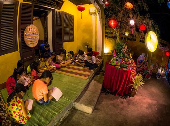 Lớp học hát dân ca trong phố cổ. Ảnh: Q.HẢI