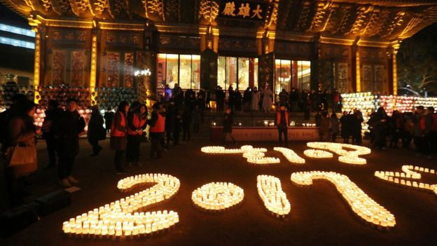 3-Thắp nến cầu chúc năm mới nhiều may mắn tại ngôi chùa Jogye nổi tiếng ở Seoul, Hàn Quốc