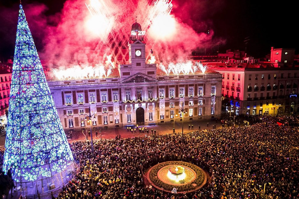 6-Hàng nghìn người chiêm ngưỡng  pháo hoa tại quãng trường Puerta del Sol của Tây Ban Nha