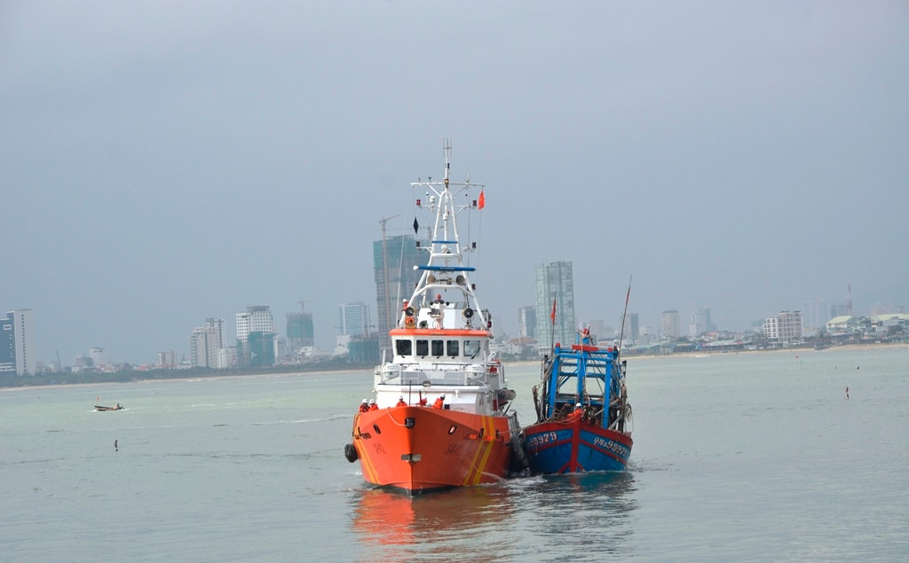 Tàu SAR 412 lai dắt thành công tàu cá QNa-95979 cùng 6 ngư dân về đất liền an toàn. Ảnh: XUÂN THỌ