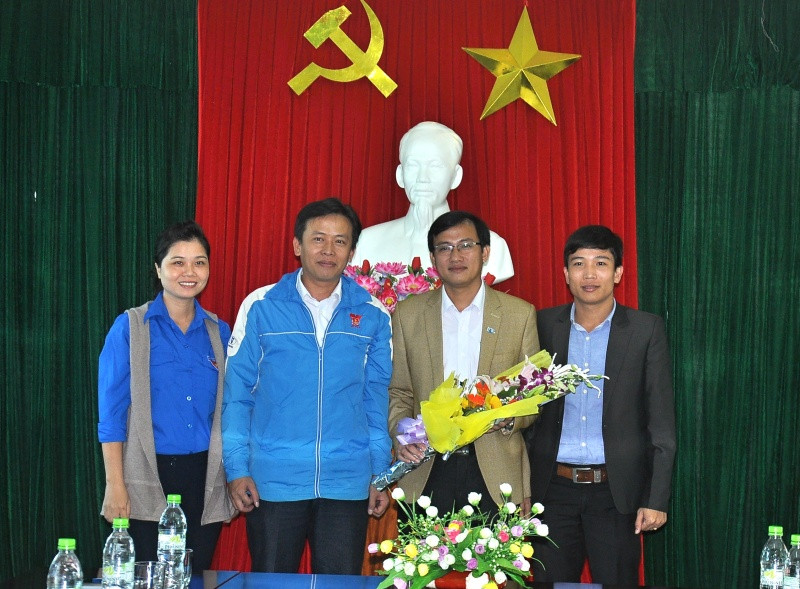 Ban Thường trực Tỉnh đoàn tặng hoa chúc mừng đồng chí Phan Văn Bình. Ảnh: VINH ANH