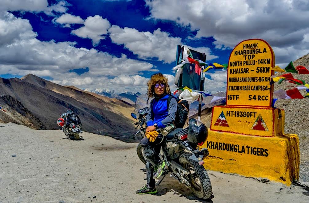 Hoàng Lê Giang chạy xe đường đèo Khardungla ở Kashmir nằm ở độ cao 5.602 m. 