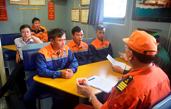 Danang MRCC bàn giao tàu cá và ngư dân cho Đồn Biên phòng TP.Đà Nẵng.  Ảnh: XUÂN THỌ