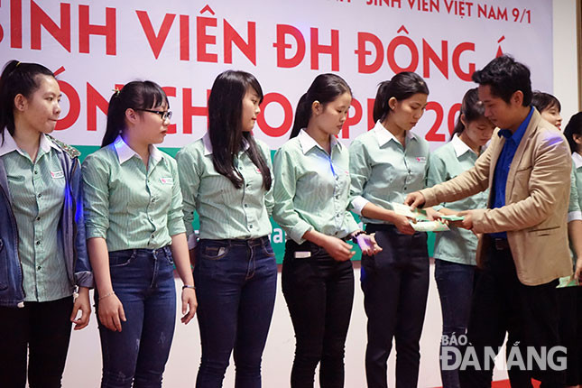 Trường Đại học Đông Á trao vé xe cho sinh viên về quê đón Tết.