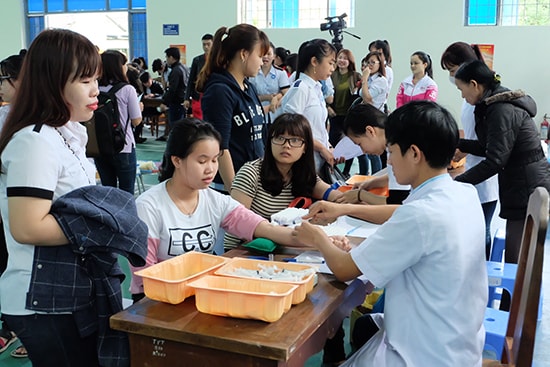 Học sinh, sinh viên trường Cao đẳng Y tế Quảng Nam tham gia hiến máu tình nguyện. Ảnh: MỸ LINH