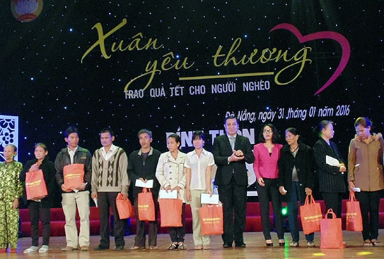 Đà Nẵng tổ chức chương trình “Xuân yêu thương - Trao quà tết cho người nghèo” năm 2016.