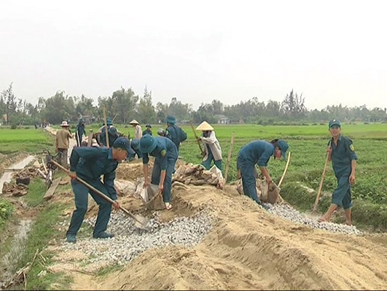 Chung tay bê tông hóa giao thông nội đồng.  Ảnh: MINH TÂN