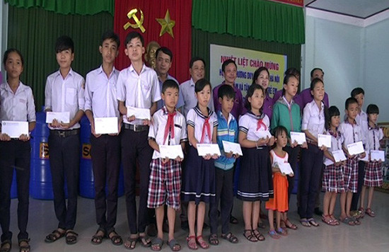 Hội đồng hương TP. Hà Nội tặng quà cho các em học sinh nghèo vượt khó xã Duy Vinh.