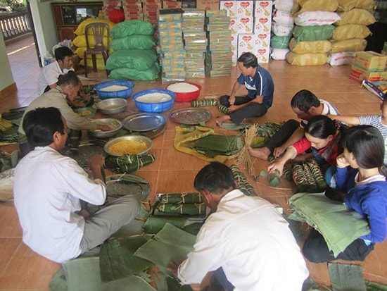 Gói bánh tét tặng người nghèo là hoạt động thường niên của chùa Bửu Đức. Ảnh: C.N