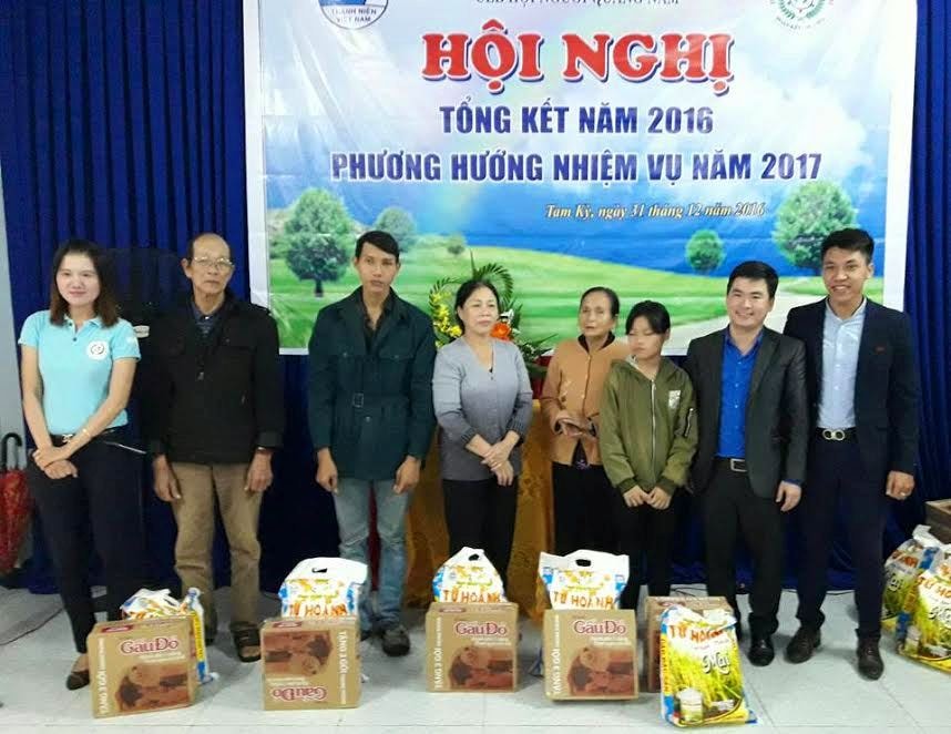 Tặng quà các hộ nghèo P. An Xuân (TP. Tam Kỳ)