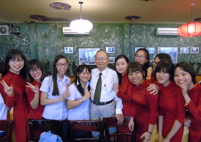 Nhà giáo, học giả Nguyễn Khuê (giữa) với học trò tại lễ mừng thọ 80 tuổi của ông.