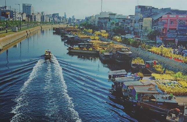 Thuyền hoa về bến (bến Bình Đông, quận 8, TP. Hồ Chí Minh, 2013). Tác giả: Võ Thị Huyền Châu