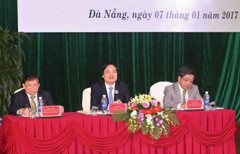 Bộ trưởng Bộ GD-ĐT Phùng Xuân Nhạ (ngồi giữa) chủ trì hội nghị. Ảnh: Q.T