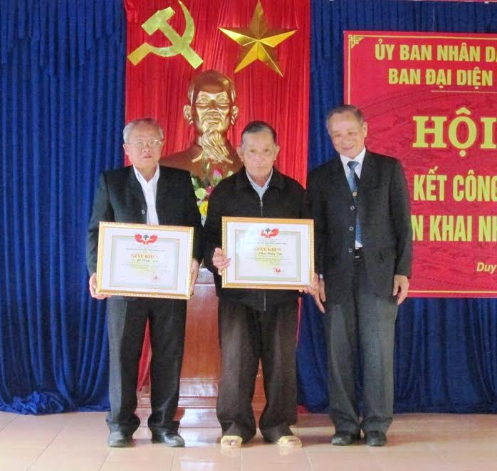 Ông Nguyễn Nhung – Trưởng Ban đại diện Người cao tuổi tỉnh tặng giấy khen cho 2 cá nhân hoàn thành xuất sắc công tác hội năm 2016. 