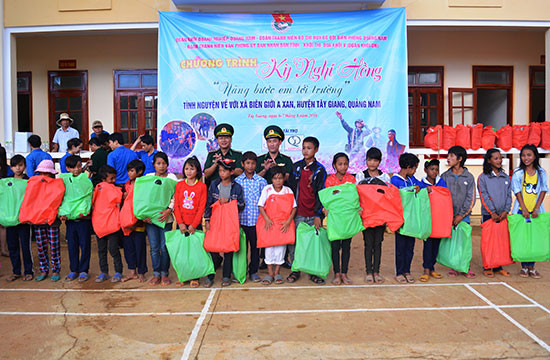 Trao tặng quà cho các em học sinh tại xã A Xan, huyện Tây Giang trong chương trình Hè tình nguyện 2016.Ảnh: T.TÙNG