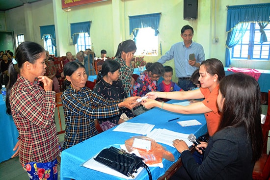 Hội Chữ thập đỏ xã Tam Quang tặng quà tết của các nhà hảo tâm cho các gia đình ngư dân nghèo.