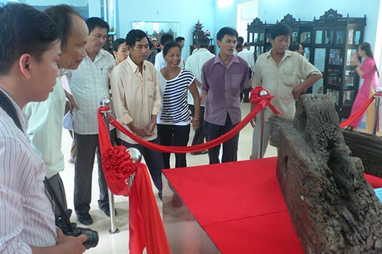 Một phần bánh lái của con tàu chở cổ vật thế kỷ XV bị đắm ở Cù Lao Chàm được trưng bày tại xã đảo Tân Hiệp (Hội An). 