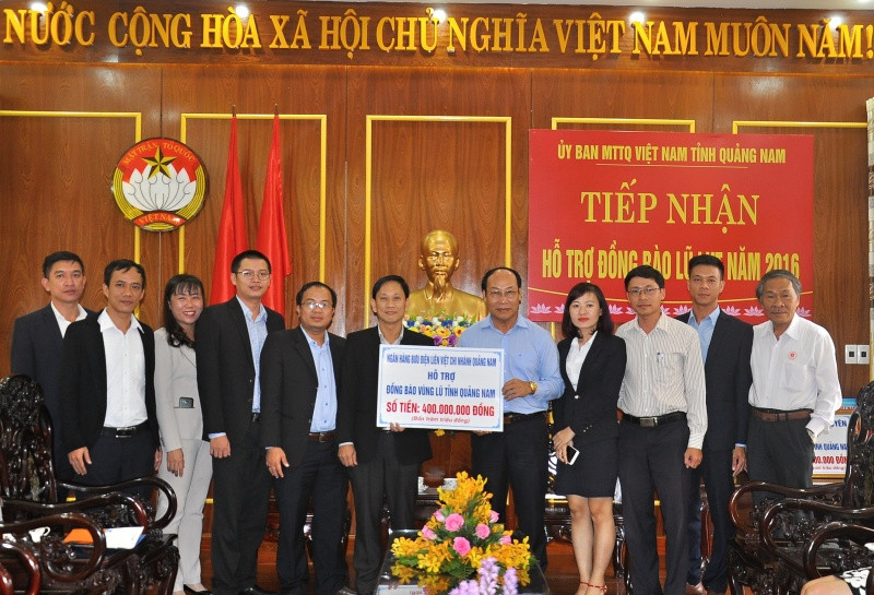 Chi nhánh Ngân hàng Bưu điện Liên Việt tại Quảng Nam trao biển tượng trưng số tiền 400 triệu đồng cho Ủy ban MTTQ Việt Nam tỉnh. Ảnh: VINH ANH
