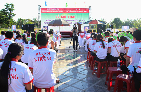 Thanh niên, học sinh, sinh viên Quảng Nam tham gia mít tinh hưởng ứng Ngày Thế giới không thuốc lá (31.5) và Tuần lễ Quốc gia không thuốc lá năm 2016. Ảnh: T.S