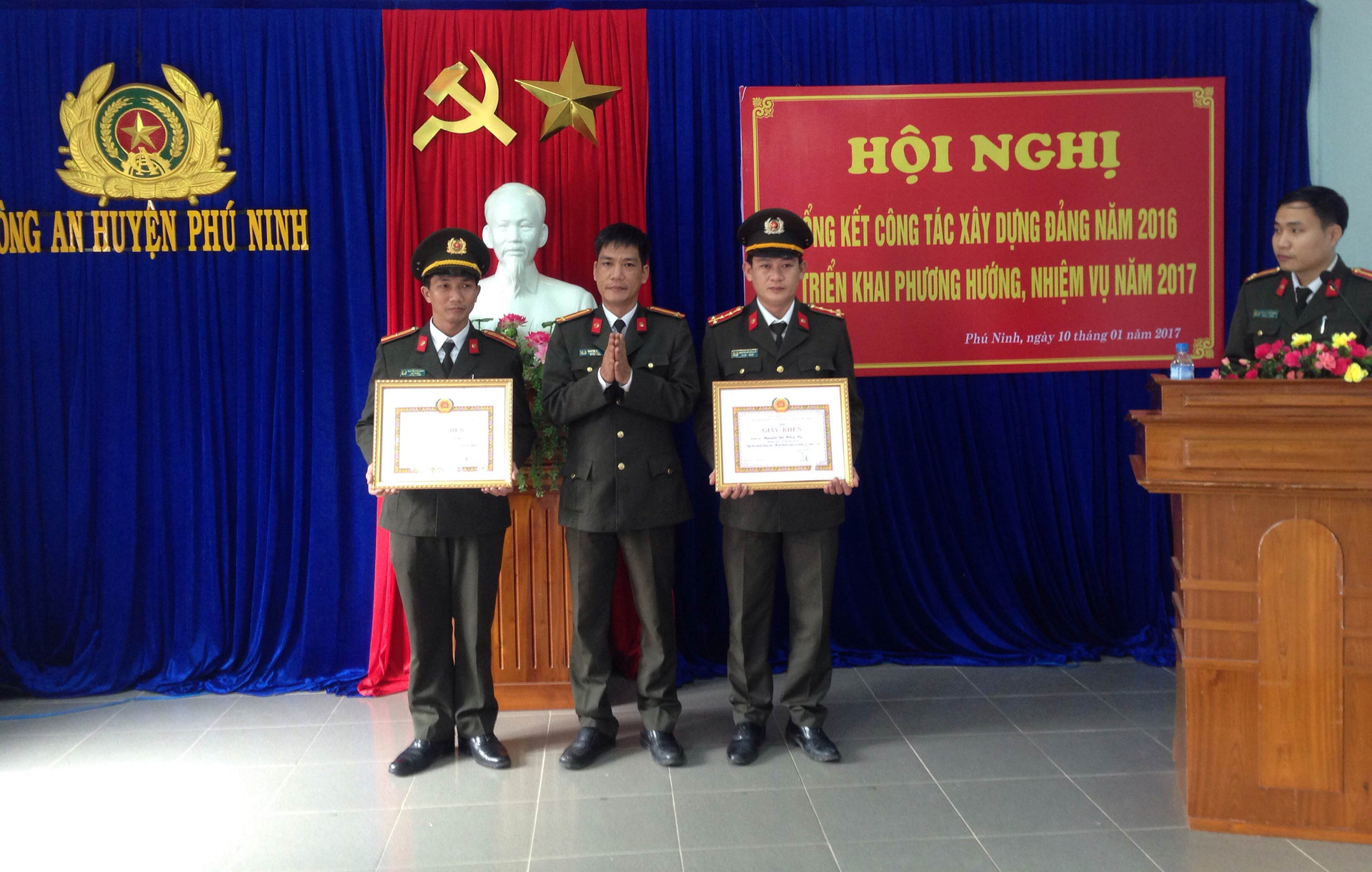 Dịp này, Đảng ủy Công an huyện Phú Ninh đã khen thưởng cho 1 tập thể và 7 cá nhân có thành tích xuất sắc trong công tác xây dựng Đảng. Ảnh: VINH CHÂU