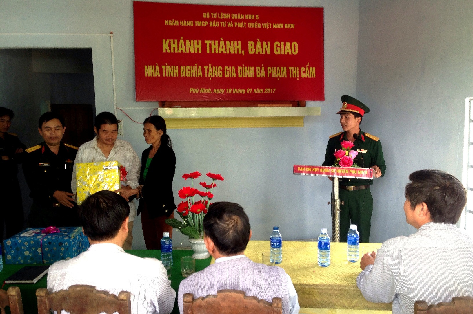 Ban CHQS huyện Phú Ninh tặng quà mừng nhà mới gia đình bà Cẩm. Ảnh: VINH CHÂU