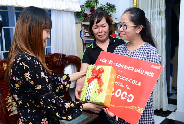 Coca-Cola trao quà và học bổ ... âm Thi