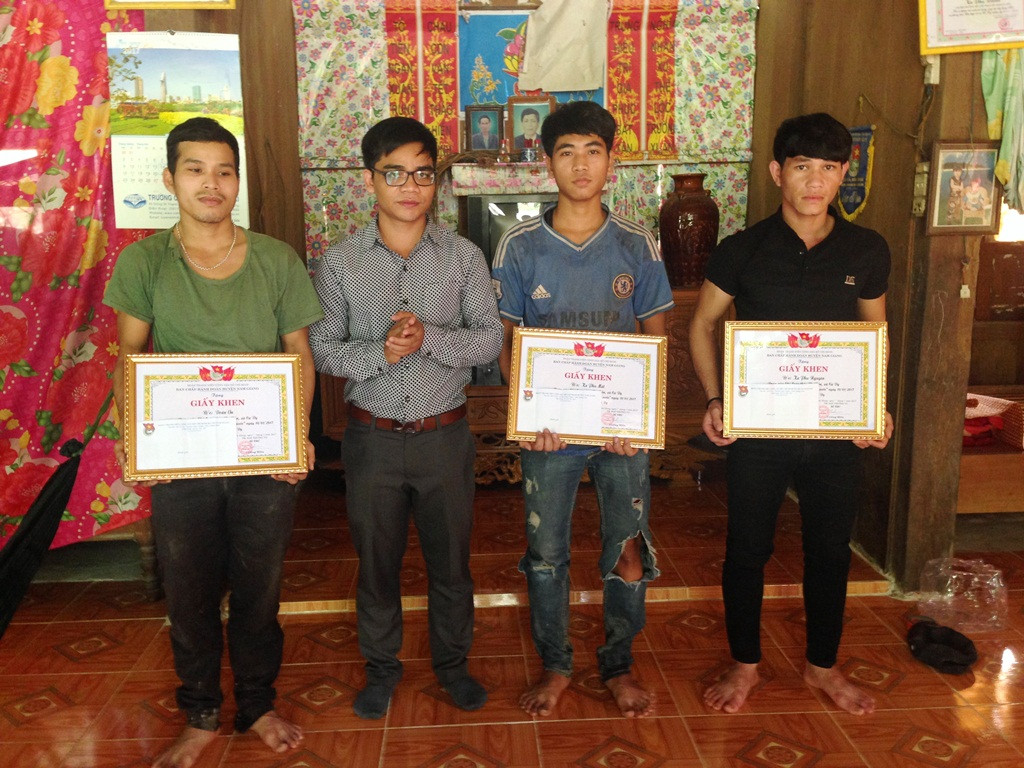 Phó Bí thư Huyện đoàn Nam Giang - Alăng Trượp trao giấy khen vì hành động dũng cảm cho 3 thanh niên Cơ Tu địa phương. Ảnh: THẾ ANH
