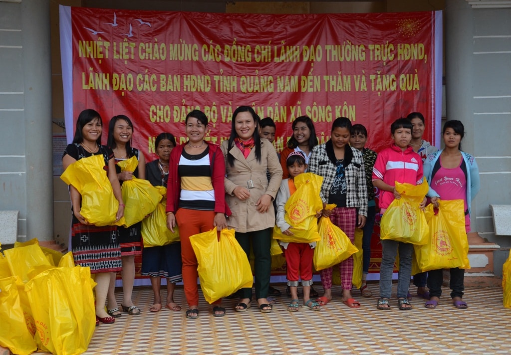 Trưởng Ban Dân tộc HDNĐ tỉnh Nguyễn Thị Tuyết Thanh trao quà cho đồng bào Cơ Tu ở 2 thôn Sơn và Bút Tưa (xã Sông Kôn). Ảnh: Đ.N