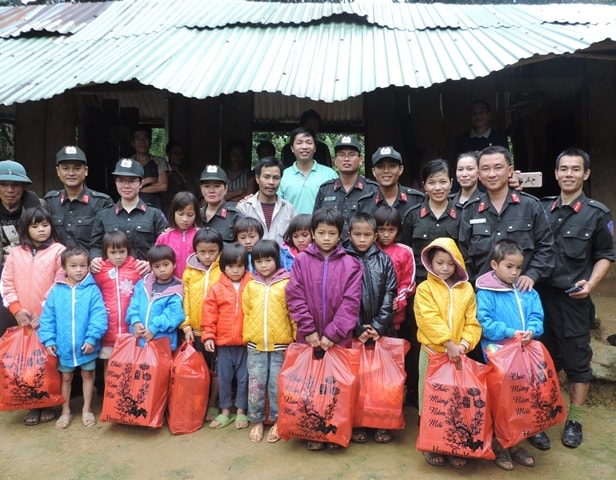 Đoàn tình nguyện tặng quà cho các em học sinh điểm trường Ông Yên, thôn 3, xã Trà Dơn, Nam Trà My. Ảnh: MỸ LINH